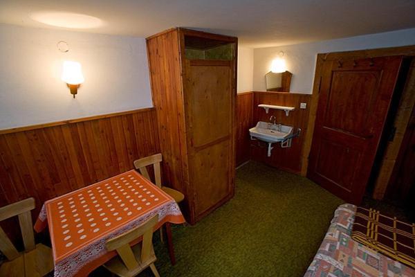 Schronisko Pttk Samotnia Vandrerhjem Karpacz Rom bilde